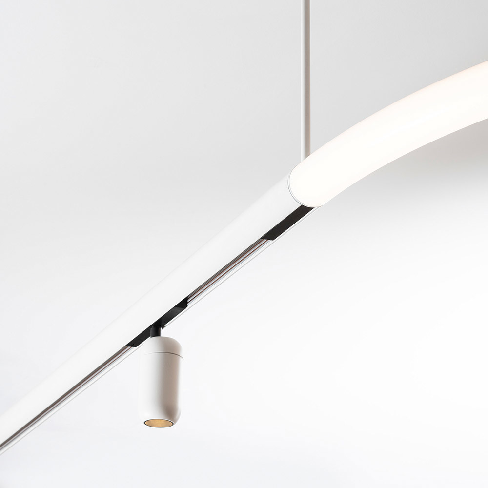 AoL modular pendant lighting system combined with Gople System, with adjustable spotlights.
