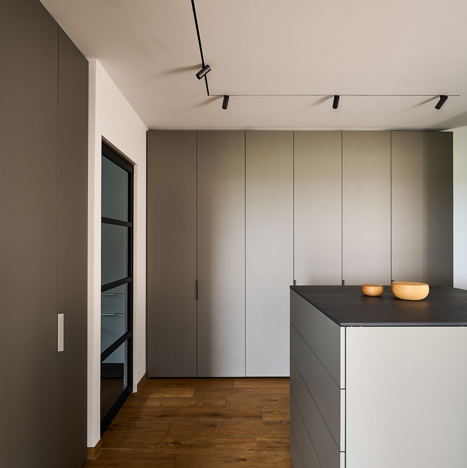 Modern kitchen with Turn Around system on the ceiling and adjustable black spotlights.
