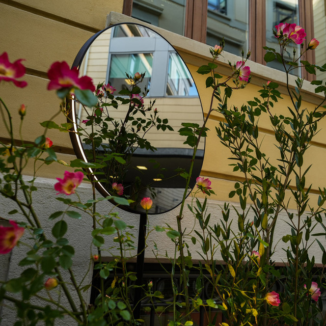 Se|eS lamp by Carolina Gismondi de Bevilacqua in installation, dialogue between light and urban space.