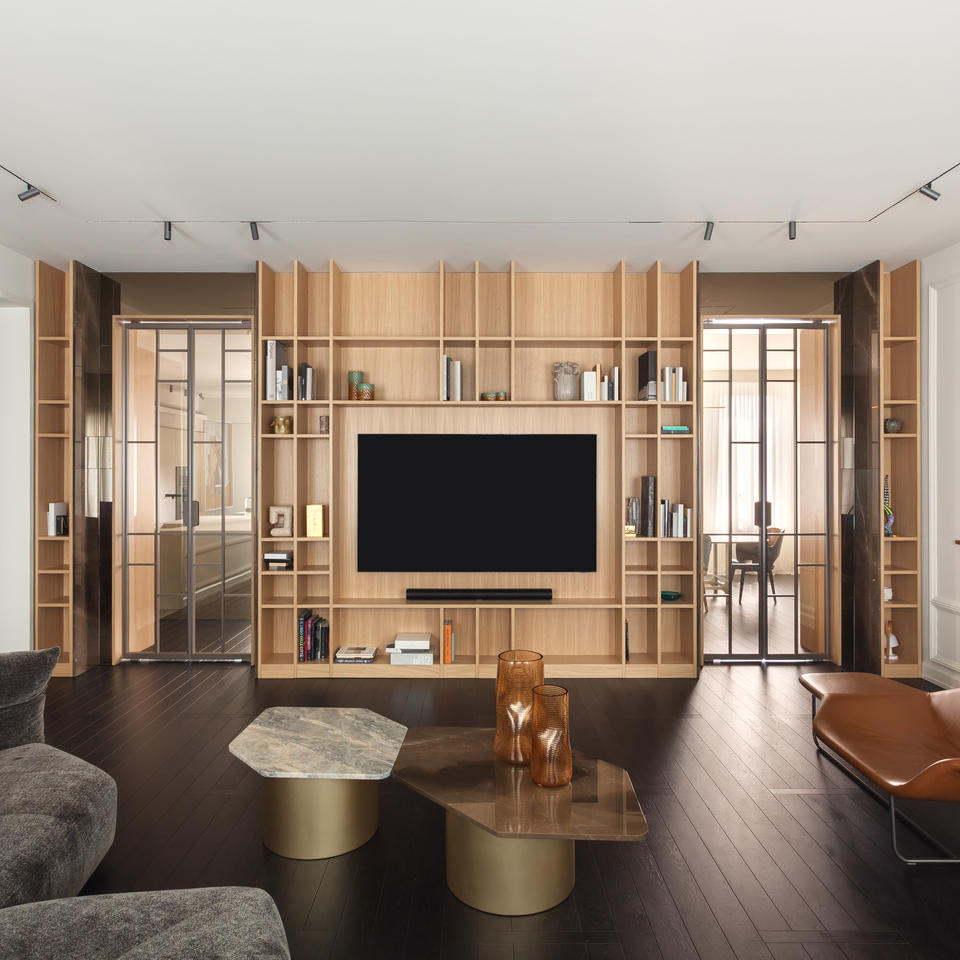 Living area with continuous lighting achieved through the recessed Turn Around track, used as a design thread between day and night areas. Accent lighting is provided by Vector 40 projectors, complemented by diffuse light from the ledflex line.