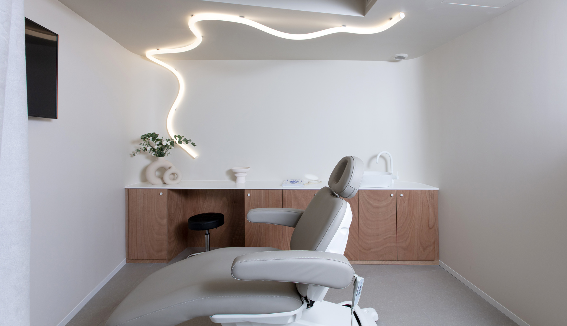 Image of the studio room lit with La Linea running from the ceiling to the wall.