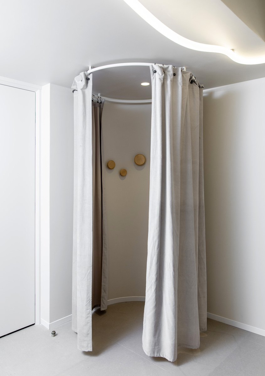 Image of a dressing room and on the ceiling La Linea.