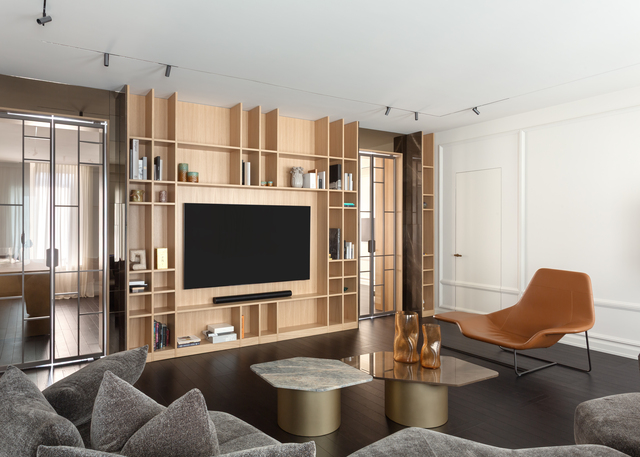 Living area with continuous lighting achieved through the recessed Turn Around track, used as a design thread between day and night areas. Accent lighting is provided by Vector 40 projectors, complemented by diffuse light.