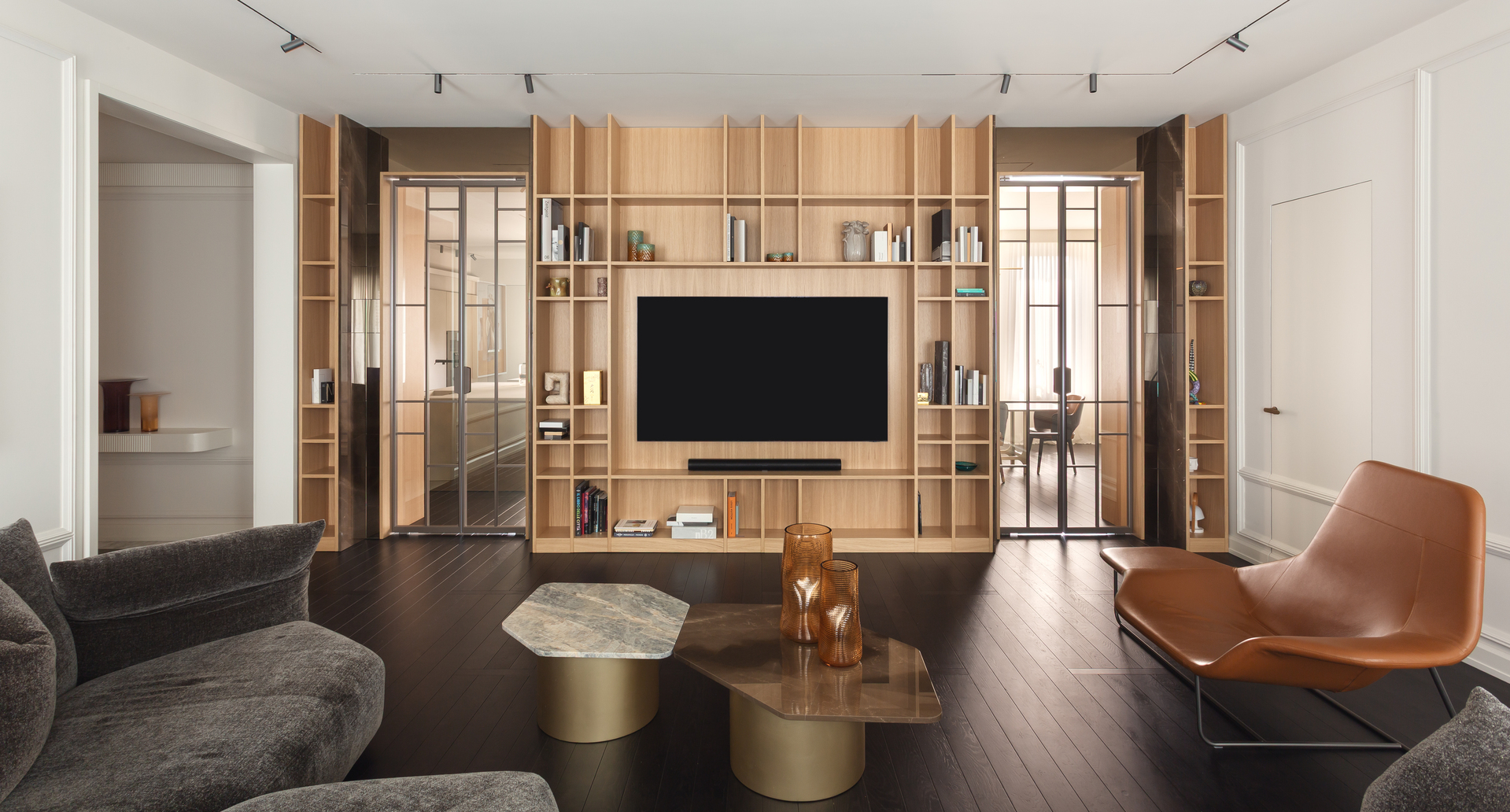 Living area with continuous lighting achieved through the recessed Turn Around track, used as a design thread between day and night areas. Accent lighting is provided by Vector 40 projectors, complemented by diffuse light from the ledflex line.