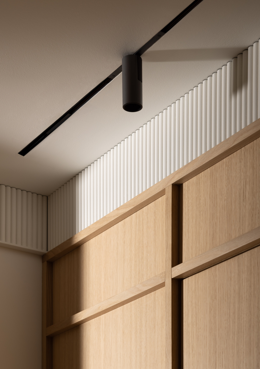 Detail of the recessed Turn Around system with Vector 40 projector, integrated into the ceiling for precise and discreet accent lighting.
