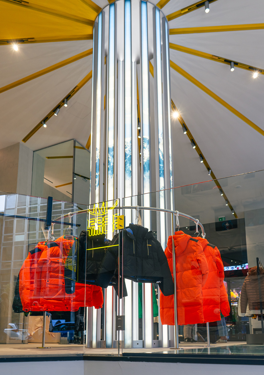 Image of store ceiling illuminated by Vector Track.