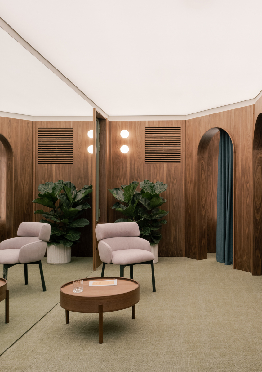 Image of the dressing room lit by two dioscuri.