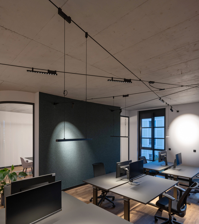 Picture of the office workstations with the Funivia system.