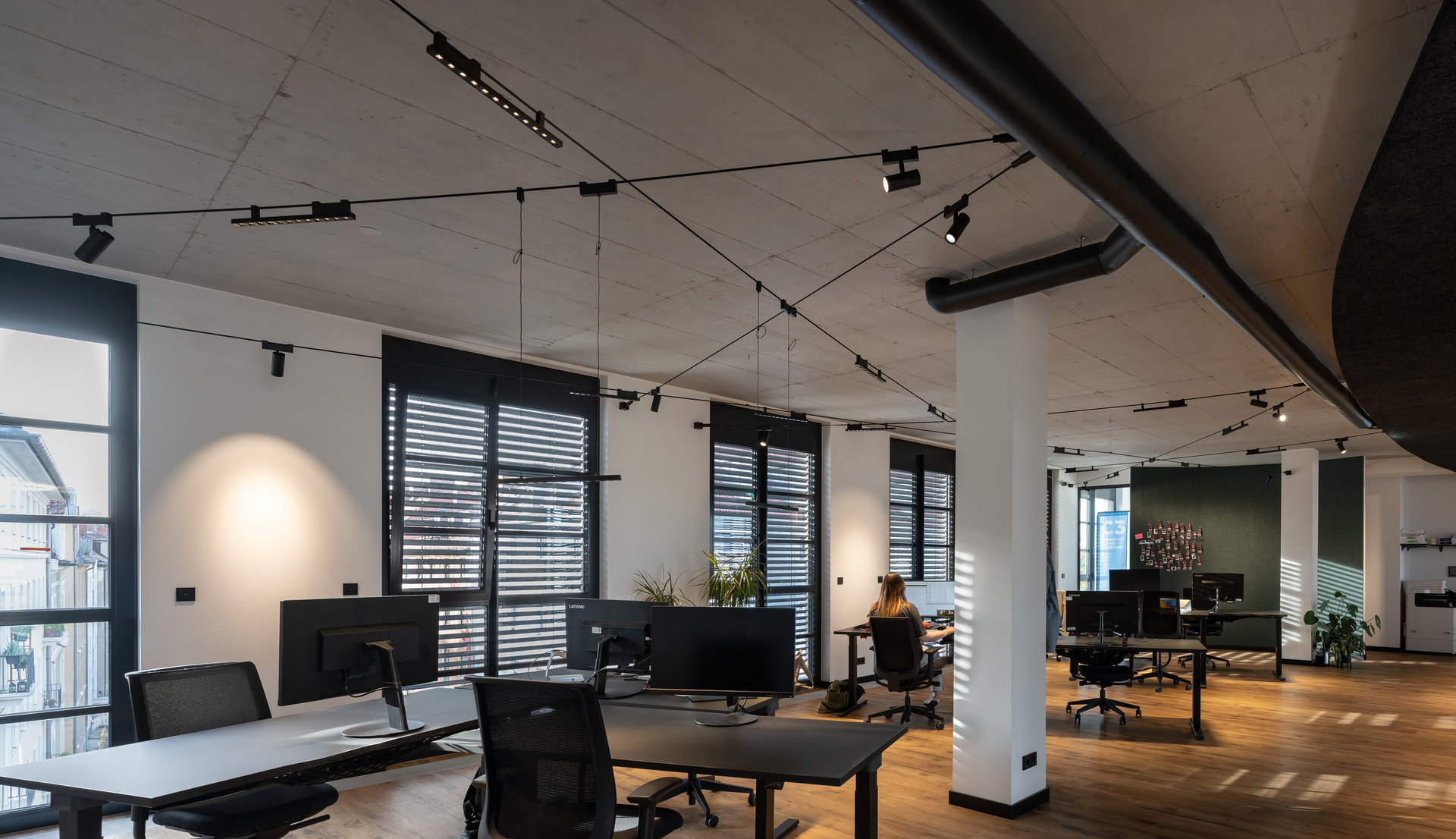 Picture of the office workstations with the Funivia system.