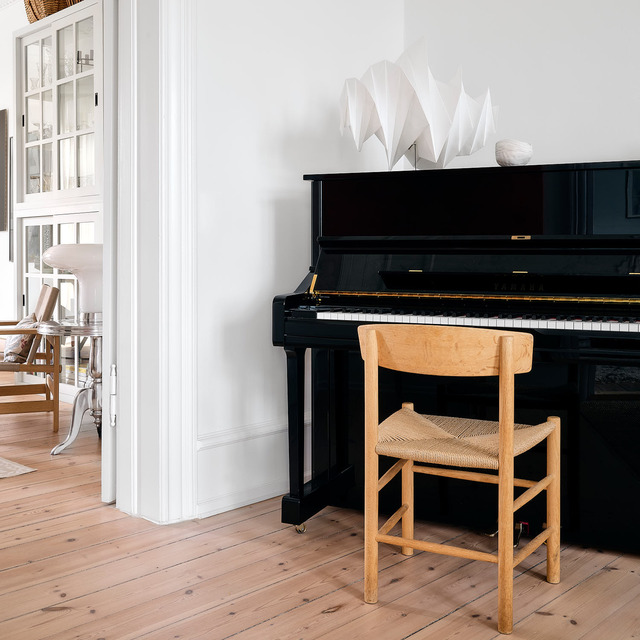 Image of a piano with a Mendori on it.