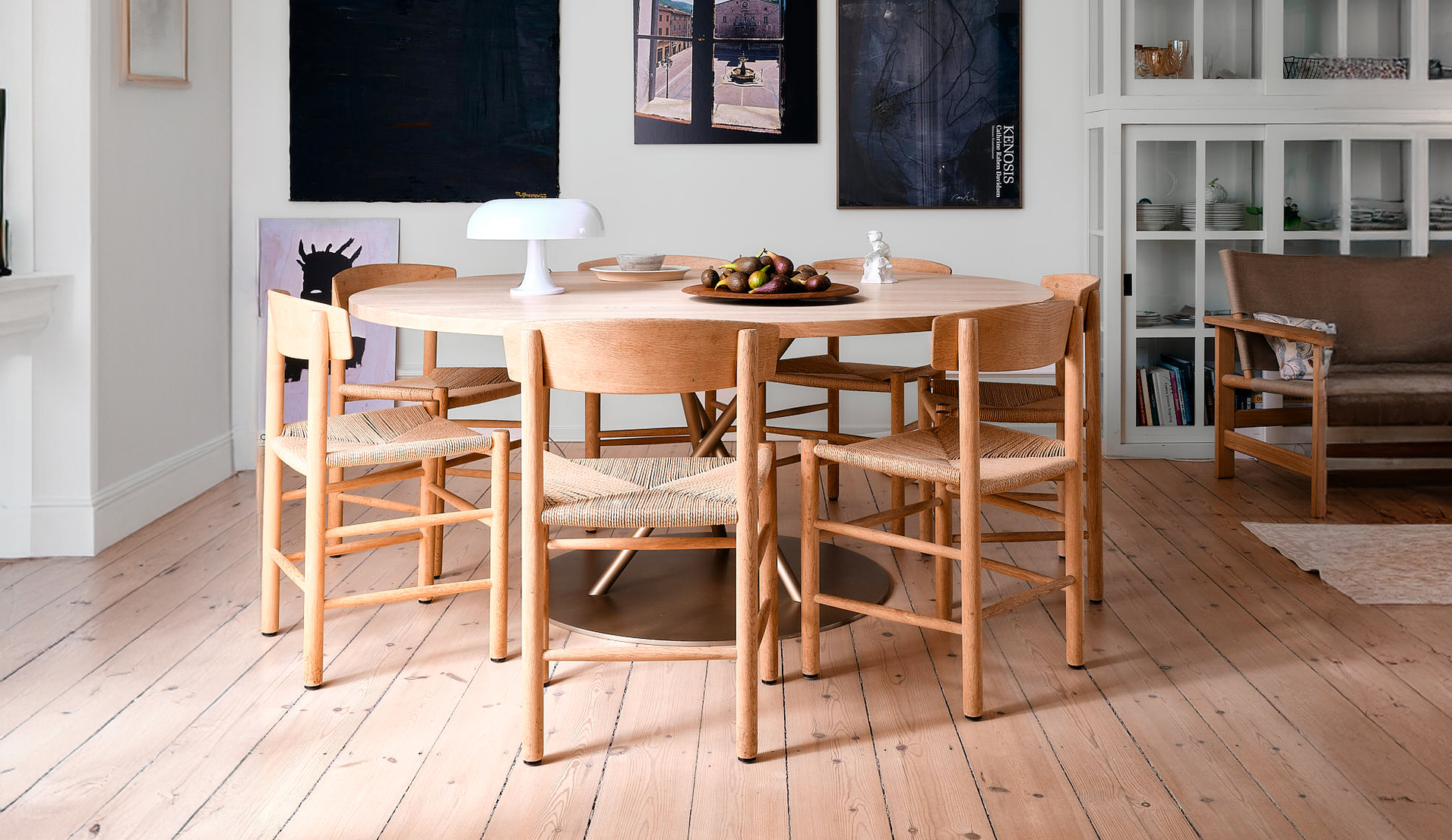 Image of the dining room with a white Nessino on the table