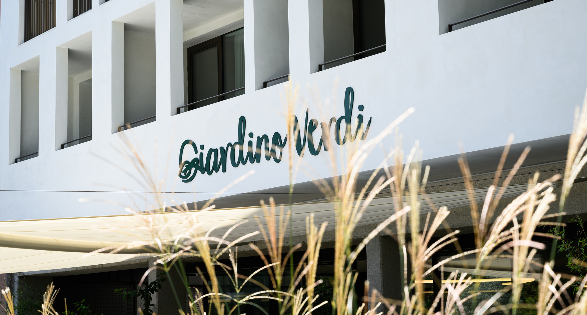 Image of the hotel sign.